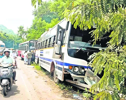 రెయిలింగ్పైకి దూసుకెళ్లిన ఆర్టీసీ బస్సు