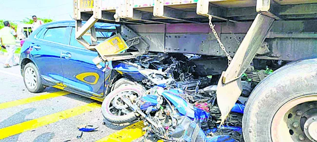 బైక్ను ఢీకొట్టి.. లారీ కిందకు దూసుకెళ్లి..
