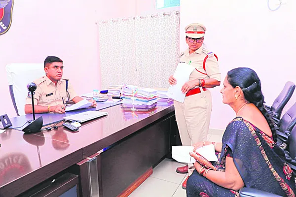 పీజీఆర్ఎస్ ఫిర్యాదుల పరిష్కారానికి ప్రాధాన్యమివ్వాలి