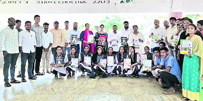 విద్యార్థులకు పోటీ పరీక్షల పుస్తకాల పంపిణీ