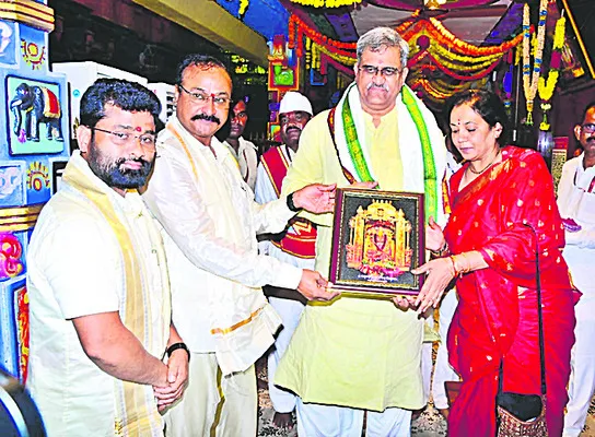 దుర్గమ్మను దర్శించుకున్న జస్టిస్ రఘునందన్రావు