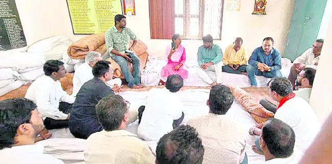 ● భయంతో దుకాణాలు మూసేసిన వ్యాపారులు