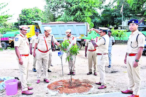 పోలీసులు ప్రజలతో మమేకం కావాలి