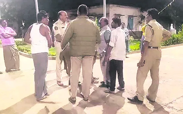 ఉరేసుకుని యువతి ఆత్మహత్యాయత్నం