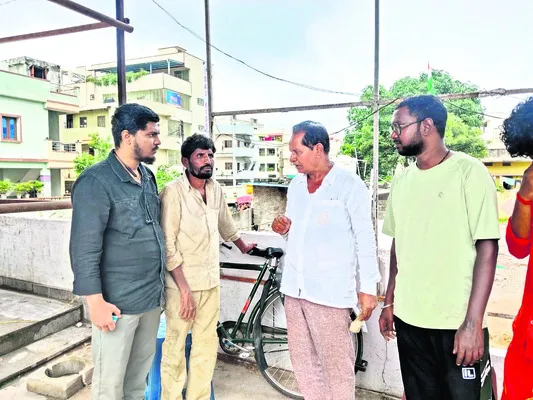 రోడ్డు ప్రమాదంలో ఇద్దరికి గాయాలు