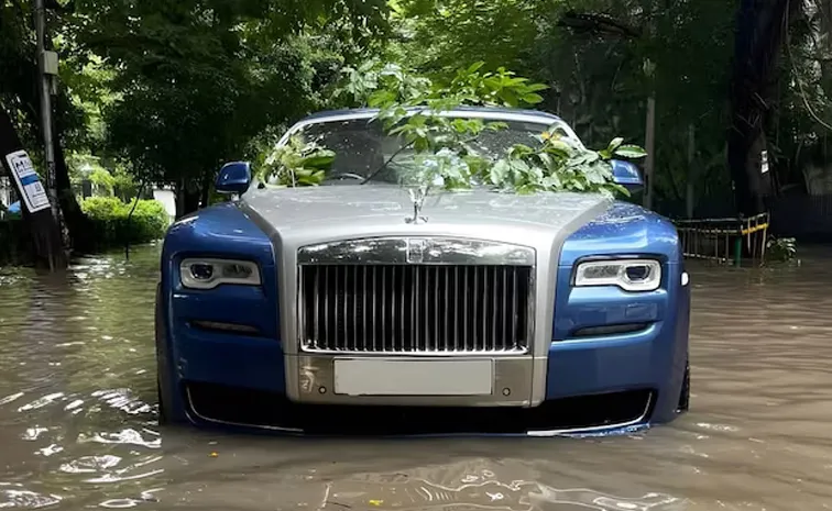 Rolls Royce gets stuck in Kolkata flood waters