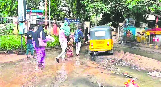 మురుగుమయంగా కోఠి ఈఎన్టీ..!