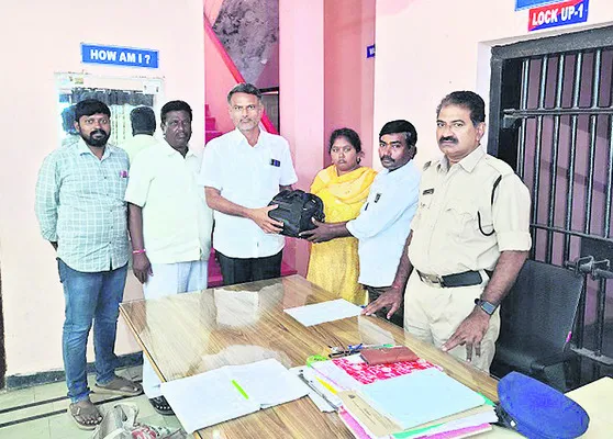 నిజాయితీ చాటుకున్న పెట్రోల్ బంక్ సిబ్బంది