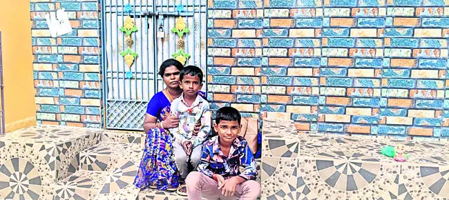 భర్త ఇంటి ముందు ధర్నా