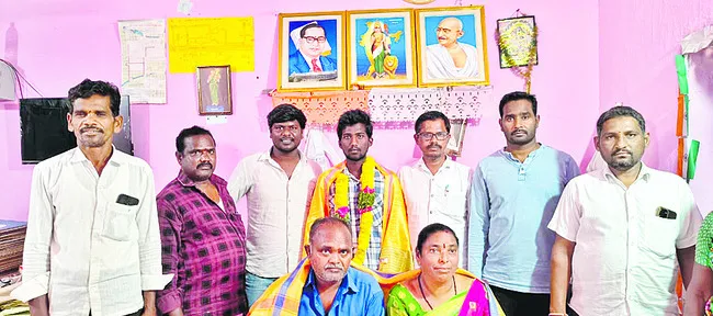 అమ్మానాన్న దూరమైనా..చదువులమ్మకు దగ్గరై..