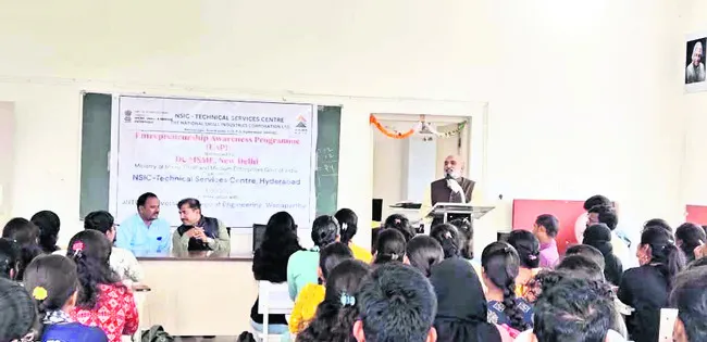 ఉద్యోగ అవకాశాలు కల్పించేస్థాయికి ఎదగాలి