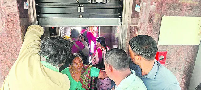 లిఫ్ట్ లో ఇరుక్కున్న ప్రయాణికులు