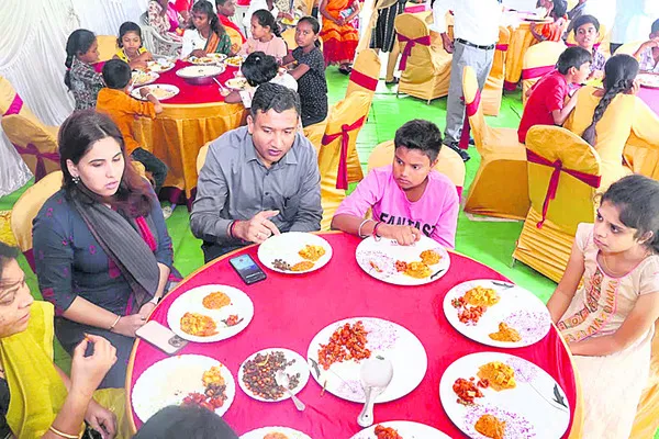 అనాథ పిల్లలతో కలెక్టర్ సమావేశం