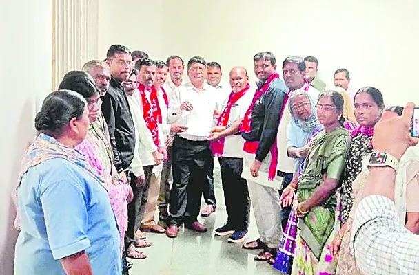 పెండింగ్ వేతనాలు చెల్లించాలి