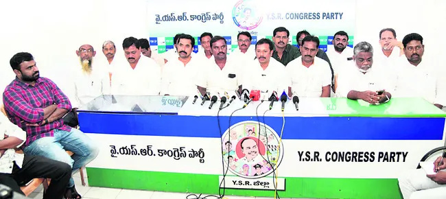 టీడీపీ నేతల కుట్రలతోనే మేయర్పై అనర్హత