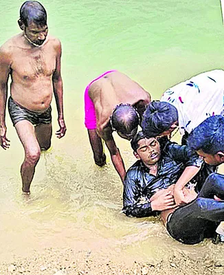 సాగర్ కాల్వలో ముగ్గురు విద్యార్థుల గల్లంతు
