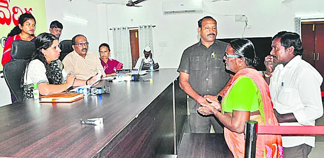 ప్రత్యేక పీజీఆర్ఎస్లో నాలుగు అర్జీలు స్వీకరణ