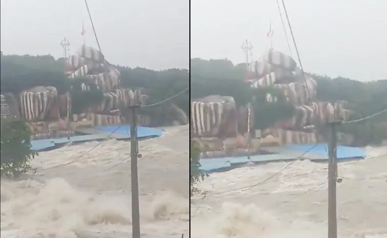 Heavy Flood Water Flow In Edupayala Vana Durga Temple
