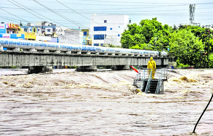 Heavy rains cause flooding in Hyderabad