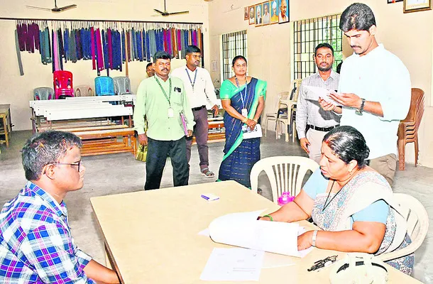 గ్రూప్–2 పరీక్షలకు 3,883 మంది గైర్హాజరు