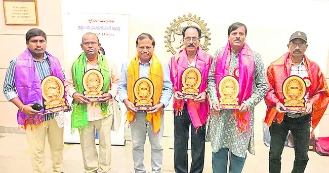జిల్లా కవులకు పురస్కారాలు