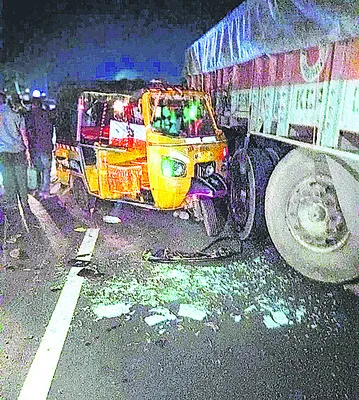 ఆగిఉన్న లారీని ఢీకొన్న ఆటో : వృద్ధుడు మృతి