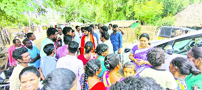 నిత్యావసరాలు కూడా సరిగా అందలేదు