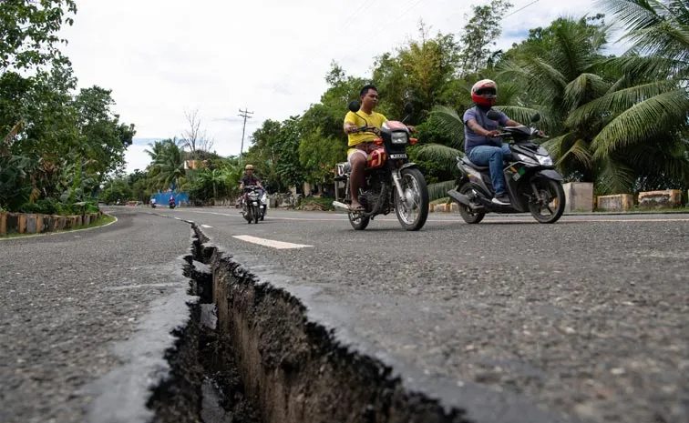 Massive Earthquake Hits Philippines