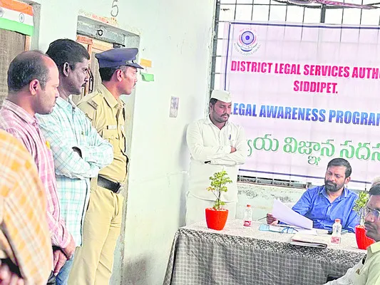 జిల్లా న్యాయసేవాధికార సంస్థ సెక్రటరీ, న్యాయమూర్తి మిలిం