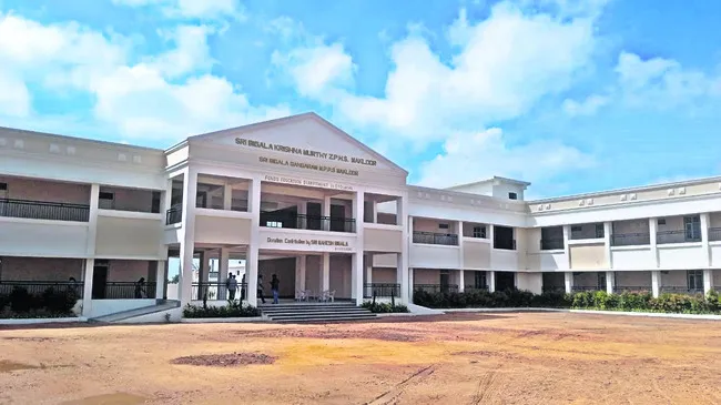 ఆధునిక హంగులతో అందమైన భవనం..