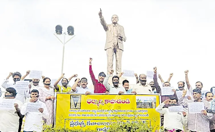 Lecturers protest with black badges: Andhra Pradesh