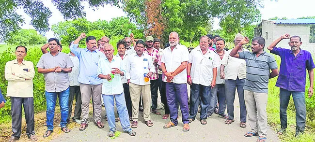 ● పురుగు మందు డబ్బాలతోరైతుల నిరసన ● హుస్నాబాద్లో సర్వే
