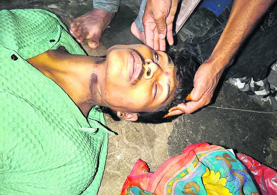 బైక్ కొనివ్వలేదని యువకుడు ఆత్మహత్య