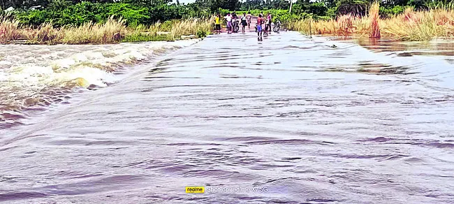 ఆ గ్రామాలకు రాకపోకలు కట్