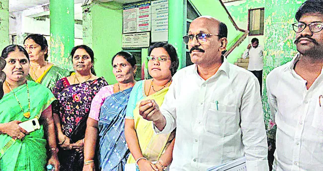 చైర్పర్సన్పై అవిశ్వాసం పెడతాం