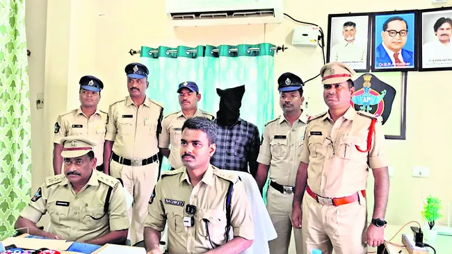 ఆస్తి ఇవ్వలేదనే తండ్రి, పిన్ని హత్య