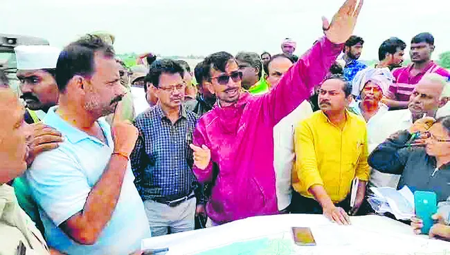 నీటమునిగిన ప్రాంతాలను పరిశీలించిన కలెక్టర్