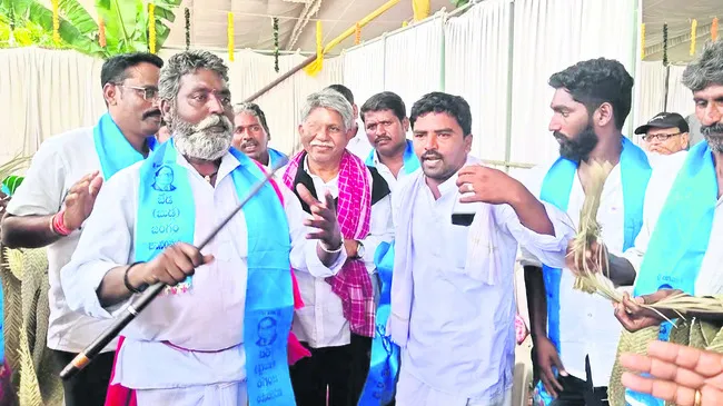అలయ్ బలయ్లో చుక్కాపూర్ కళాకారుల ధూంధాం