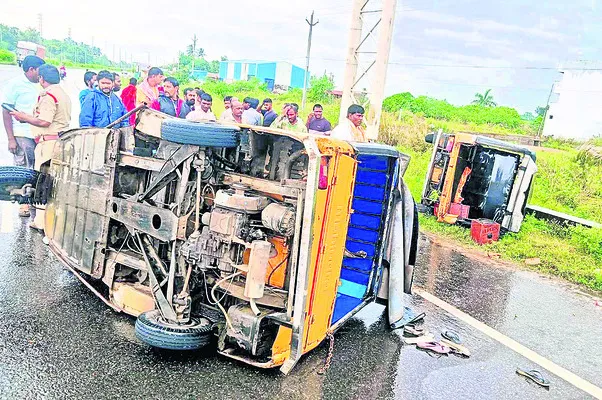 రోడ్డు ప్రమాదంలో నలుగురికి గాయాలు