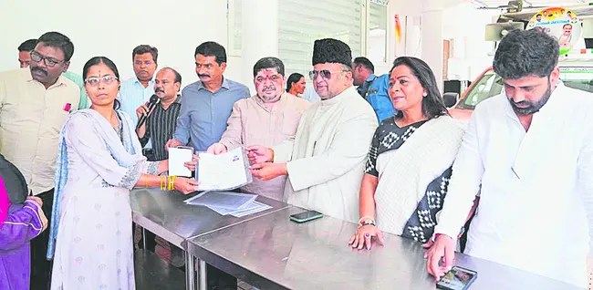 ‘డబుల్’ ఇళ్ల కేటాయింపు పత్రాల అందజేత