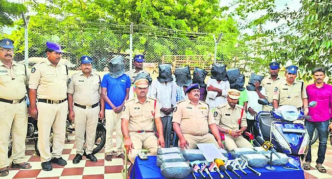 గంజాయి తరలిస్తున్న వ్యక్తులు అరెస్టు