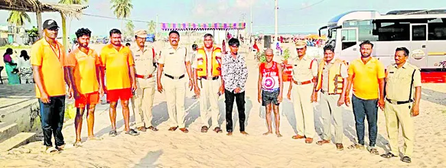 తీరంలో ఇద్దరు గల్లంతు