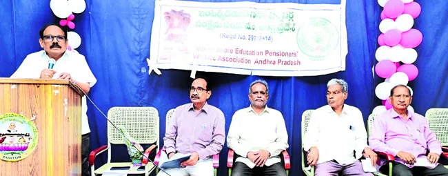 విశ్రాంత అధ్యాపకుల సమస్యలు పరిష్కరించాలి