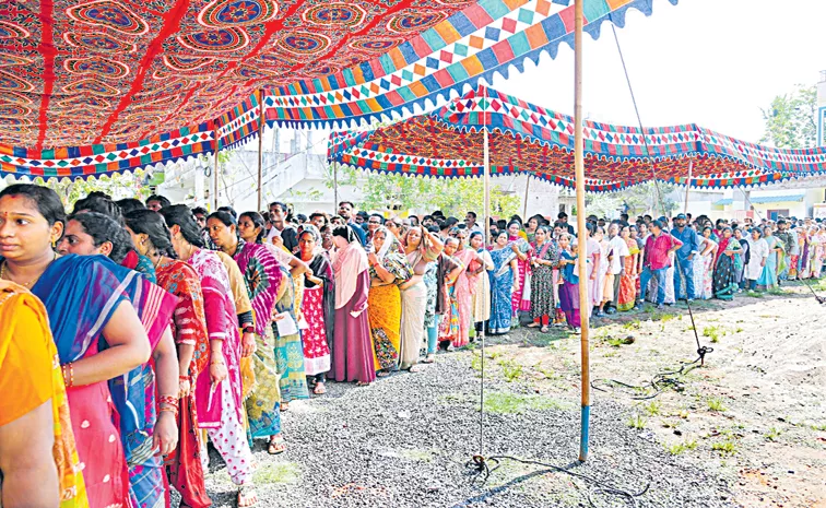 తూర్పు గోదావరి జిల్లా కొవ్వూరు జెడ్పీ హైసూ్కలు వద్ద ఓటు వేసేందుకు పెద్ద  సంఖ్యలో బారులుదీరిన మహిళలు   