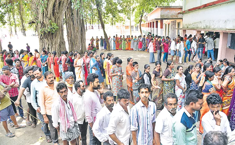 మహబూబాబాద్‌ జిల్లా రెడ్యాలలోని ఓ పోలింగ్‌ కేంద్రంలో బారులుదీరిన ఓటర్లు 