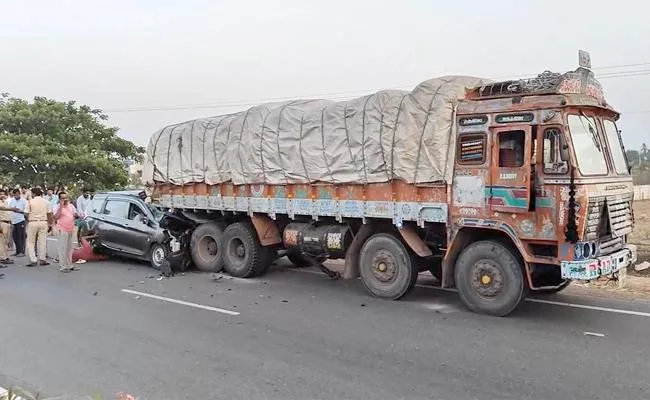 Serious road accident in Suryapet district - Sakshi