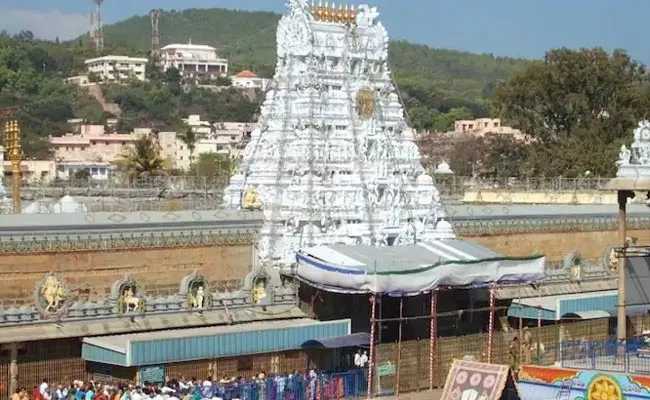 Devotees Huge Crowd at Tirumala Temple