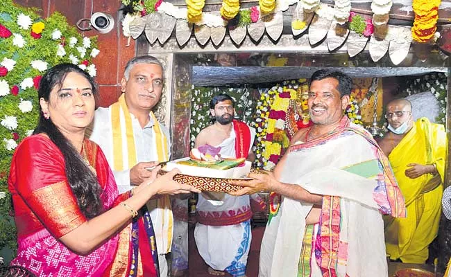 Harish Rao Offers Pattu Vastralu At Edupayala Temple On Sivaratri - Sakshi