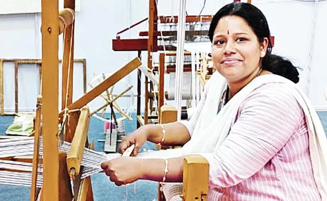 Kalaiyarasi: Ratai Startup Portable DIY Handloom Woman Success Story - Sakshi