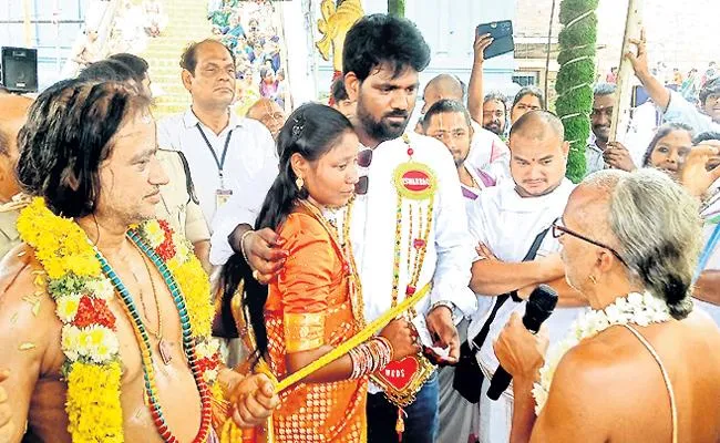 Gold Ring theft at Simhachalam Temple - Sakshi